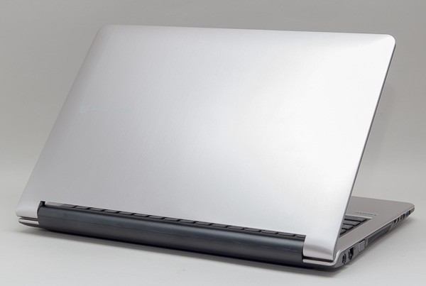 「LuvBook B」シリーズの本体カラーはシルバー
