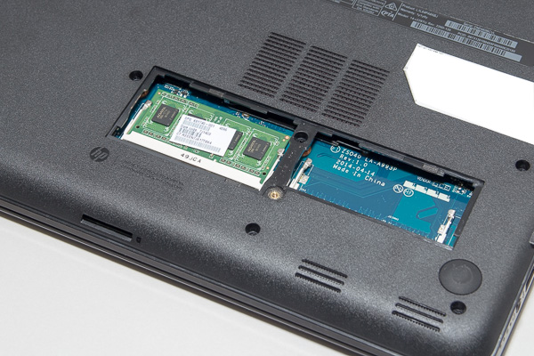 Core i3搭載モデルの最大メモリー容量は8GBです。背面のカバーを外すことで、自分で交換できます