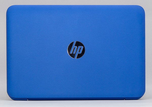 鮮烈なブルーの本体カラーを採用。天板の中央にはシルバーで日本HPのロゴが配置されています