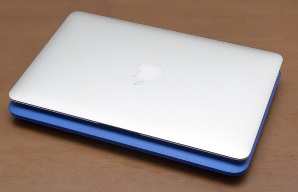 幅は同じですが、奥行きはMacBook Air 11インチモデルのほうが15mm小さい