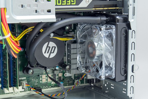 「HP ENVY Phoenix 810-480jp/CT」の水冷ユニット。CPUの熱が水に伝わり、パイプを経由してファンの位置から排熱される仕組みです