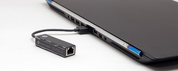 USB接続の有線LANアダプターが付属。通信速度は最大100Mbpsまで