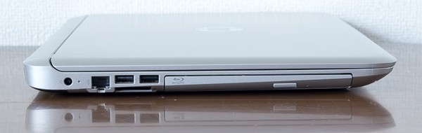 右側面には電源コネクター、有線LAN端子、USB3.0端子×2、光学ドライブ