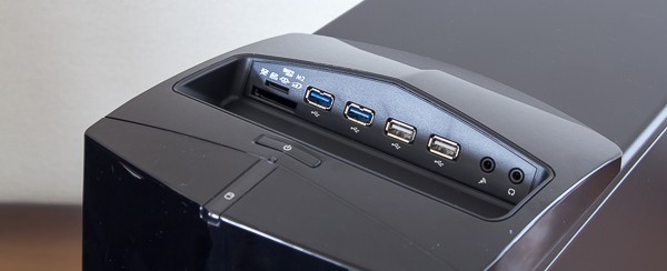 さらに本体上面部にUSB3.0端子×2、USB2.0端子×2、メモリーカードスロット、ヘッドホン／マイク端子が用意されています