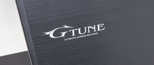 天板にはヘアライン加工が施されており、マウスコンピューターのゲームPCブランド「G-Tune」のロゴも配置されています