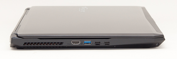 左側面にはHDMI端子、USB3.0端子、miniDisplaPort端子×2が用意されています