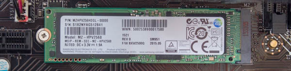 M.2（PCI Express）接続の256GB SSD。サムスン製「Samsung SM951」のAHCI版が使われています