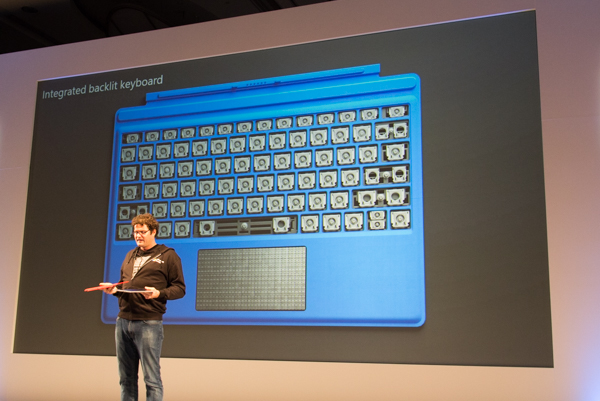 新しいタイプカバーでは、ノートパソコンでよく使われるパンタグラフ式のキーボードが採用されています