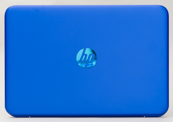 HP Stream 11-r000のトップカバー。中央のロゴがブルーのシルバーになっています