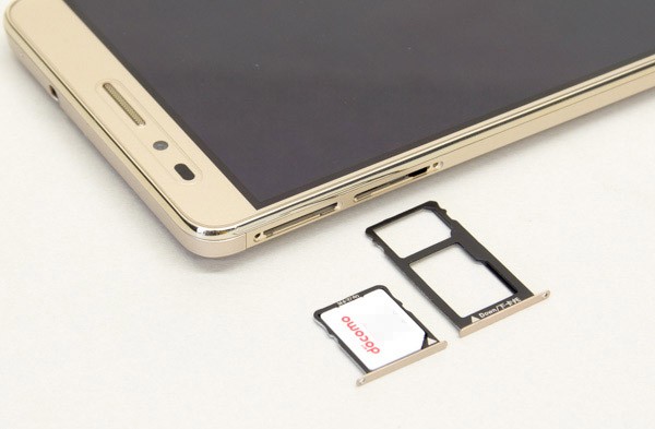 SIMスロットにはマイクロSIMカードを使用します。右側のスロットは、microSDメモリーカード用としても利用可能