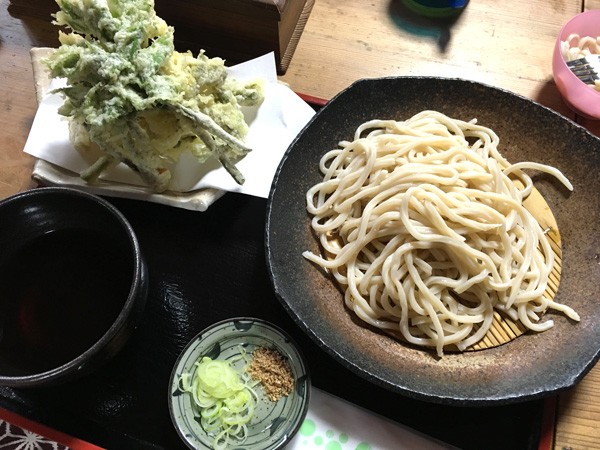 ときがわ町の「やすらぎの家」で、山菜天ぷら付きのうどんや肉汁うどんをいただきました