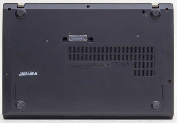 ThinkPad T460sのボトムケース。上部と左右にあるネジを外せば、簡単に取り外せます