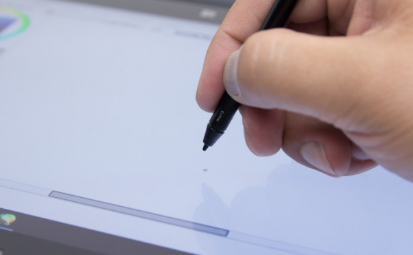 ペンを液晶ディスプレイから6mm程度離しても、しっかり認識されます。しかしそれ以上離すと挙動が安定しません