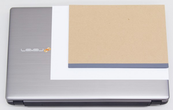 B5サイズ（幅257×奥行き182mm）のノートと、A4用紙（幅297バユ奥行き210mm）とのサイズ比較