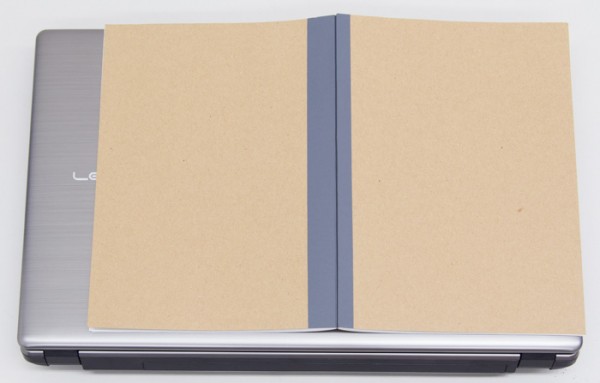 一般的なノートを開いた状態のB4サイズ（幅364×奥行き257mm）よりもひと回り以上大きめです