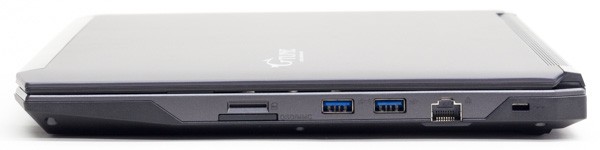 右側面にはSD/SDHC/SDXC対応メモリーカードスロット、USB3.0×2、1000BASE-T対応有線LAN端子を配置。メモリーカードスロットの上にあるSIMカードスロットは利用できません