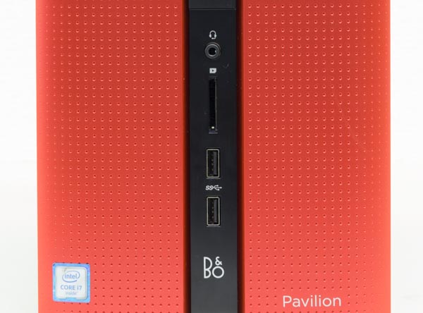 フロントパネルにはヘッドホン出力とSDメモリーカードスロット、USB3.0×2