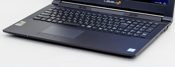 キーボードはテンキー付き。キーピッチは実測で18.5mm前後でした。15.6型のキーボードとしては、やや小さめです