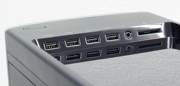 天面部にはUSB3.0×2、USB2.0×2、ヘッドホン出力、SDメモリーカードスロット