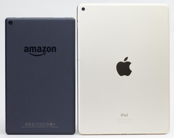 Fire HD 8と9.7型のiPad Air 2の大きさの違い