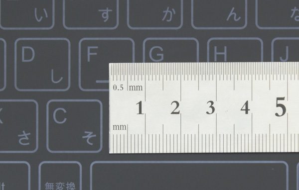 キーピッチは実測で18mmでした。フルピッチ（19mm）よりもやや小さめですが、10.1型でこれだけの大きさが確保されているのはありがたい仕様です