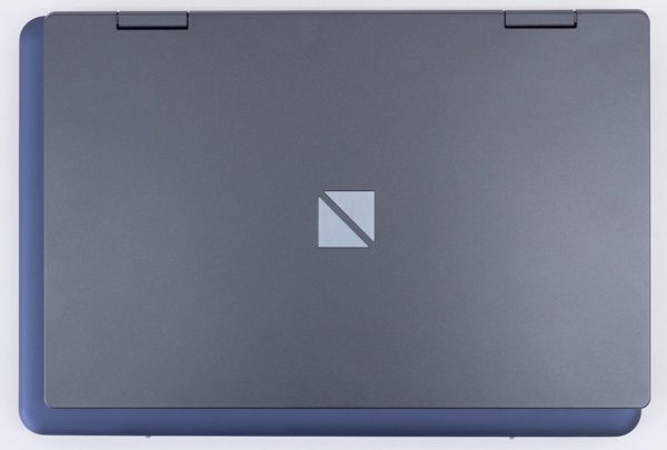 ASUS VivoBook E200HAとの大きさ比較