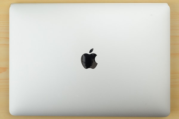MacBook Proとのサイズ比較