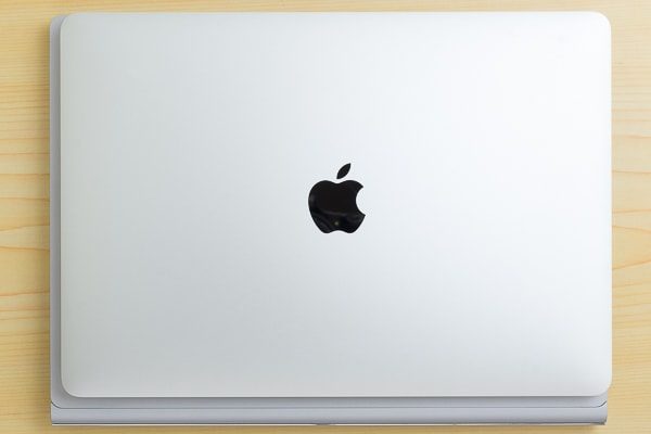 MacBook Proとのサイズ比較