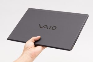 VAIO S13 実際に手に持ったときの重さ