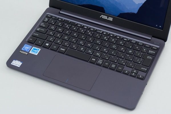 ASUS VivoBook W203MA キーボード面