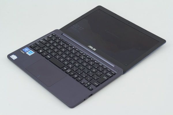 ASUS VivoBook W203MA 液晶ディスプレイの最大角度