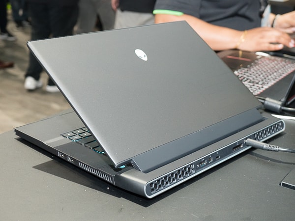 ALIENWARE m15 R2 デザイン