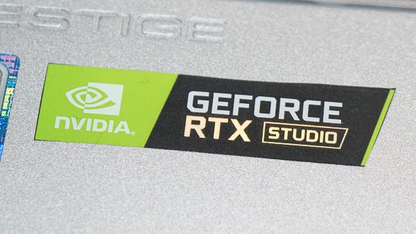 RTX Studio バッジ