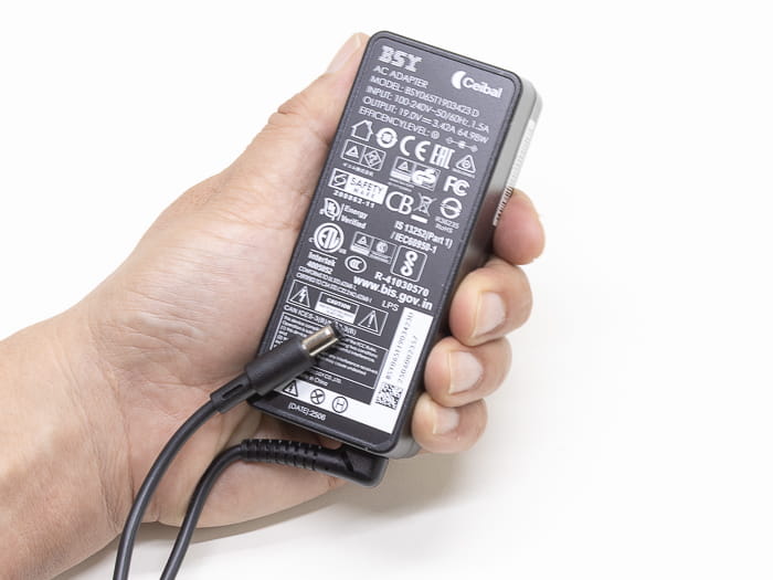 付属のVESAマウンタ。本体に取り付けることで、ディスプレイ背面のVESA穴に固定できます